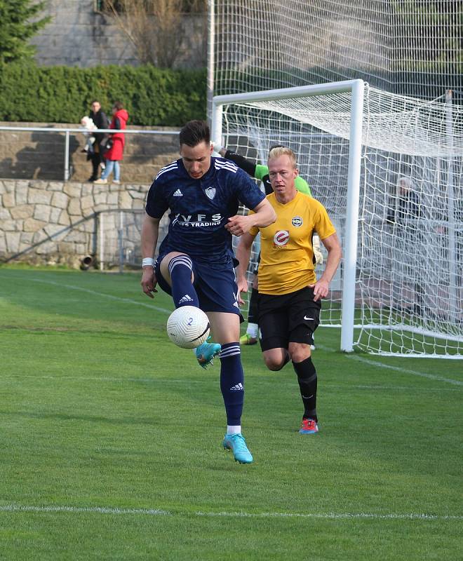 Fotbalisté Slovanu Rosice (ve žlutém) zdolali ve 24. kole MSFL tým Vrchoviny 3:0