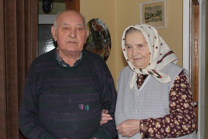 Růžena Zapletalová z Velkých Bílovic. Jedna z cestujících, která přežila srážku rychlíku s autobusem v roce 1950 u Podivína. Zemřely tam desítky lidí. Na snímku s manželem Mikulášem.