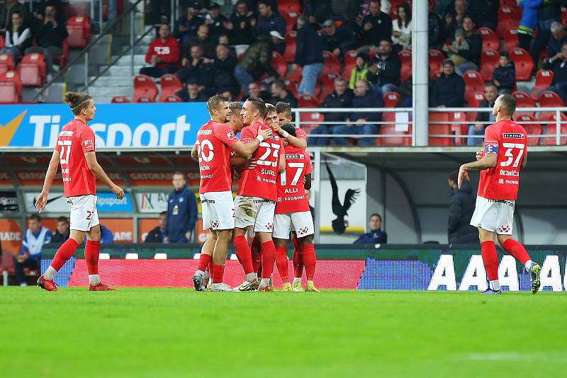 Brněnští fotbalisté (v červeném) na domácím trávníku zdolali Liberec 3:0.