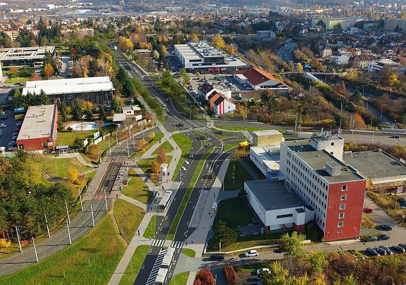 Budoucí podoba prodloužené tramvajové trati ze Štefánikovy čtvrti na Lesnou: pohled na křižovatku Okružní a třídy Generála Píky.