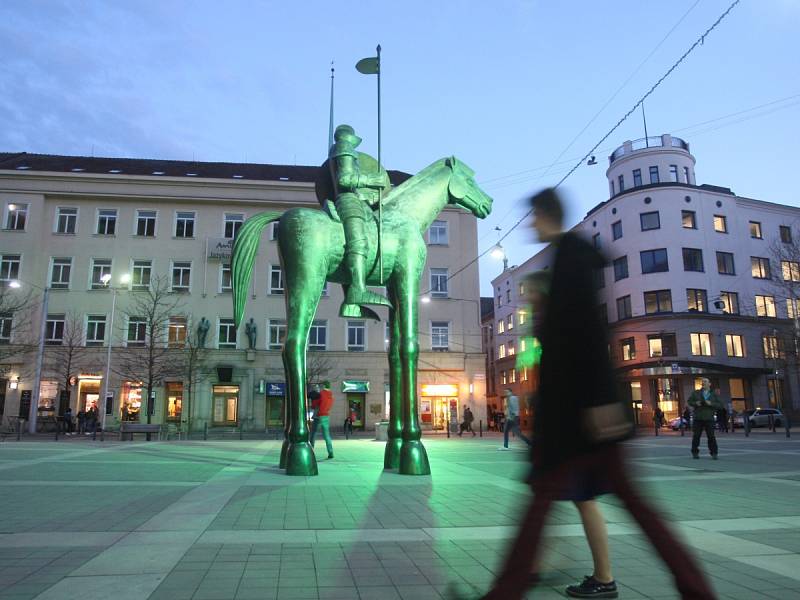 Na Zelený čtvrtek po setmění socha markraběte Jošta na Moravském náměstí dostala nazelenalou barvu.