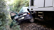 Osobní vlak srazil auto na železničním přejezdu v Ivančicích. Řidička vozu zemřela.
