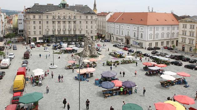 Brněnský Zelný trh po rok a půl dlouhých opravách opět zaplnily stánky s ovocem a zeleninou.