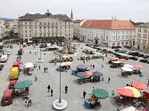 Brněnský Zelný trh po rok a půl dlouhých opravách opět zaplnily stánky s ovocem a zeleninou.