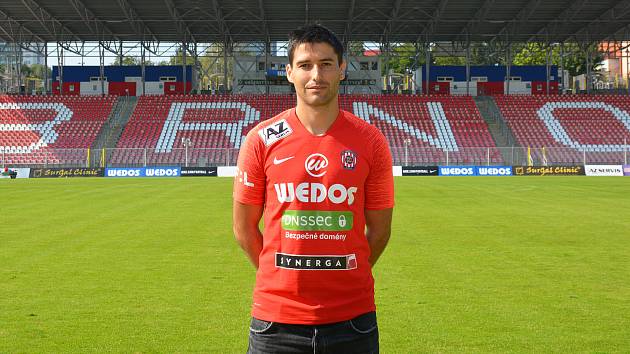 Zkušený stoper Zoran Gajič si proti bývalému klubu nezahraje. 