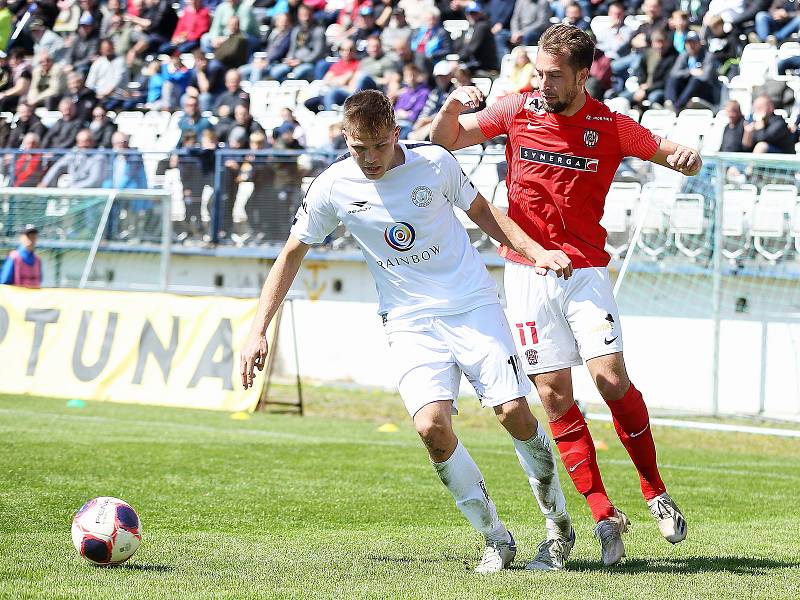 Fotbalisté Vyškova (v bílém) prohráli s vedoucí Zbrojovkou Brno na svém stadionu v Drnovicích 0:2.