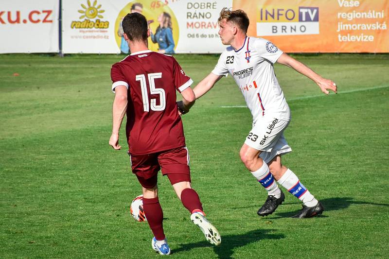 Líšeňští fotbalisté (v bílém) porazili rezervu pražské Sparty 1:0.