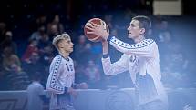 Brněnští basketbalisté (ve světlém) sehráli s favorizovaným Nymburkem vyrovnanou partii, obě mužstva se dostala přes stobodovou hranici.