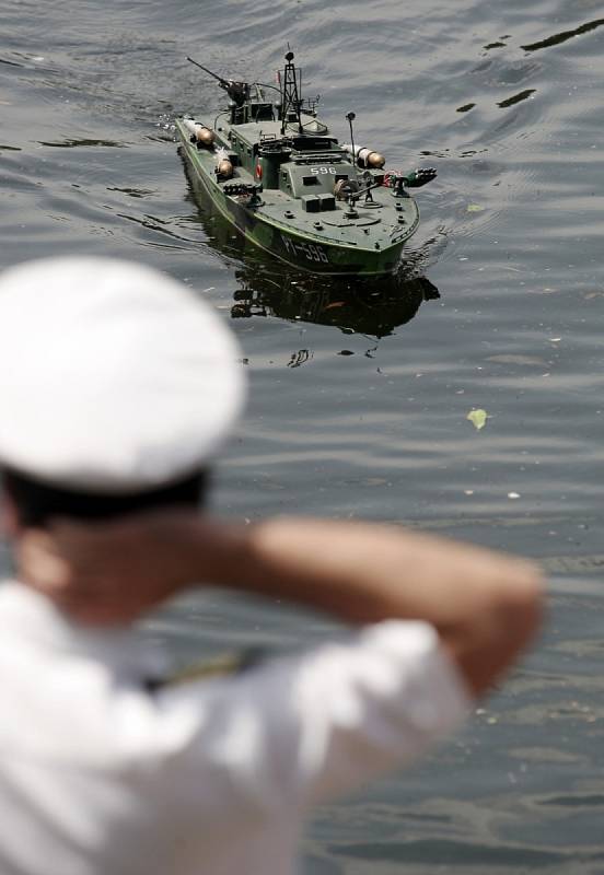 Zhruba sedmdesátku modelů letadel a lodí vidělo v neděli na Brněnské přehradě víc než deset tisíc lidí. Takzvaná bitva Midway byla už poosmé součástí festivalu Ignis Brunensis. 