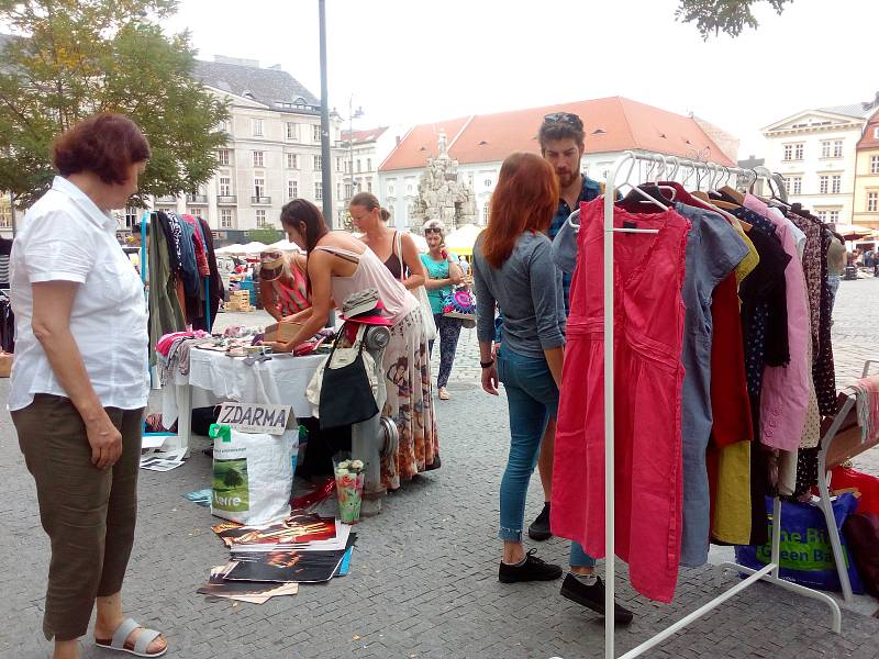 Prodat nepotřebné věci, které doma jen zabírají místo a nakoupit nové od jiných, se v sobotu vydali Brňané k brněnské tržnici na Zelném trhu. Akce Dobrá karma se tam konala už popatnácté.