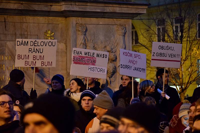 Tisíce lidí protestovaly na náměstí Svobody v Brně proti Zdeňkovi Ondráčkovi, přezdívanému mlátička.