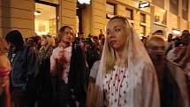 Brnem se prošly desítky děsivých zombie. Další ročník Zombie Walk Brno přilákal i stovky pozorovatelů v ulicích města.