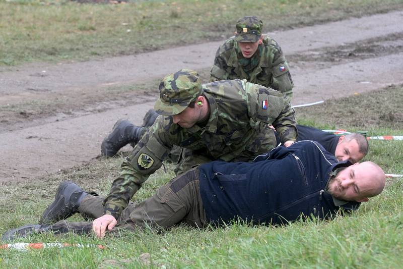 V areálu rozvodny v Sokolnicích na Brněnsku ve středu cvičili zásahy vojáci, policisté a záchranáři Českého červeného kříže.