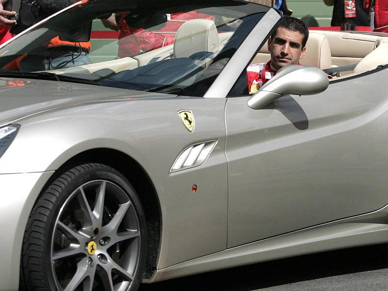 Španělský testovací pilot Ferrari Marc Gené se po okruhu proháněl skoro 300 kilometrovou rychlostí. 