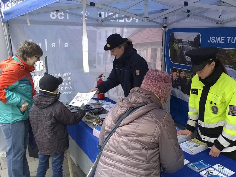 Policisté a hasiči informují Brňany o nejčastějším nebezpečí, které na ně číhá v období adventu.