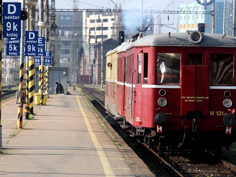 Historický vlak vyjel z brněnského hlavního nádraží