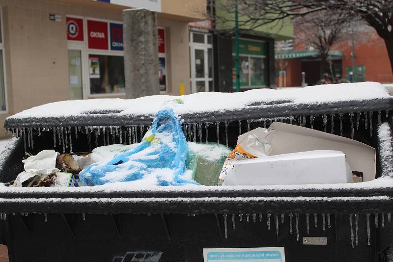 Ledovka v centru Hodonína v pondělí dopoledne.