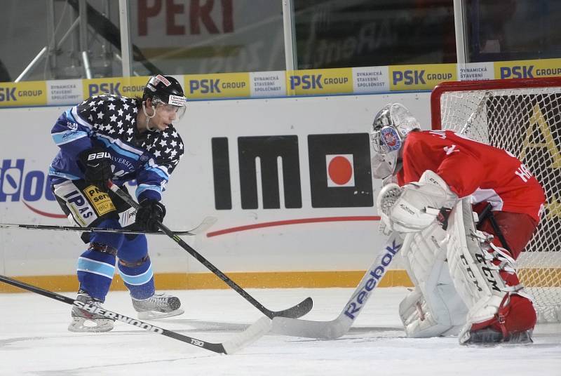 Hokejový souboj za Lužánkami, ve kterém se utkala brněnská Masarykova univerzita a pražská Univerzita Karlova (v červeném), sledovalo 7826 fanoušků.