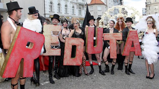 Stovky lidí v maskách zaplnily centrum Brna. K souborům brněnských divadel, která zakončila týdenní festival Divadelní svět, se přidalo i mnoho dalších nadšenců.