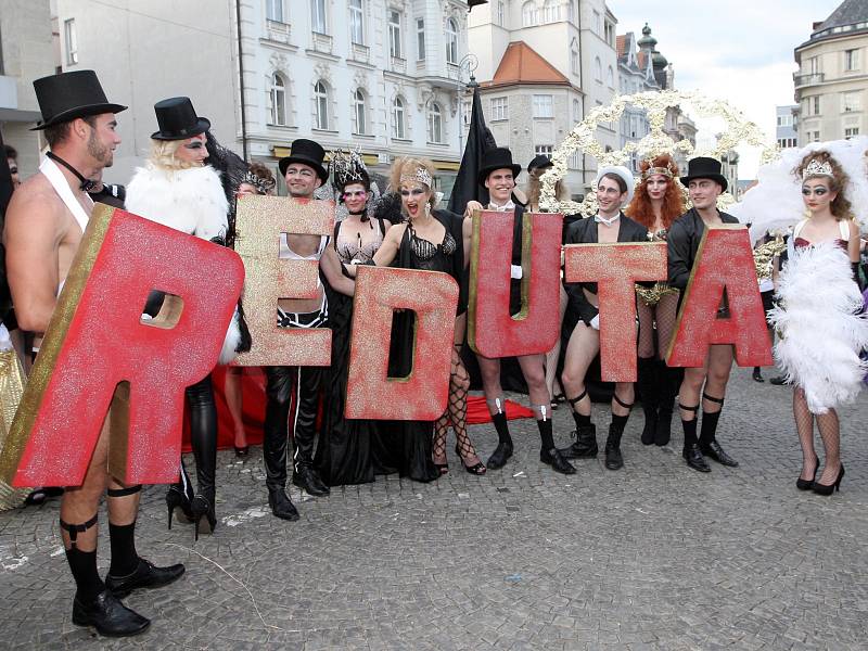 Stovky lidí v maskách zaplnily centrum Brna. K souborům brněnských divadel, která zakončila týdenní festival Divadelní svět, se přidalo i mnoho dalších nadšenců.