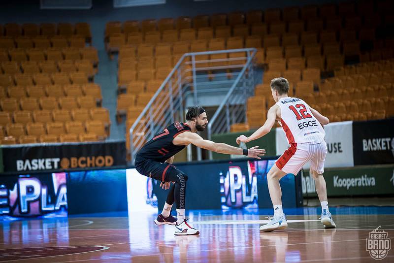 Brněnští basketbalisté (v bílém) podlehli Nymburku 82:101.