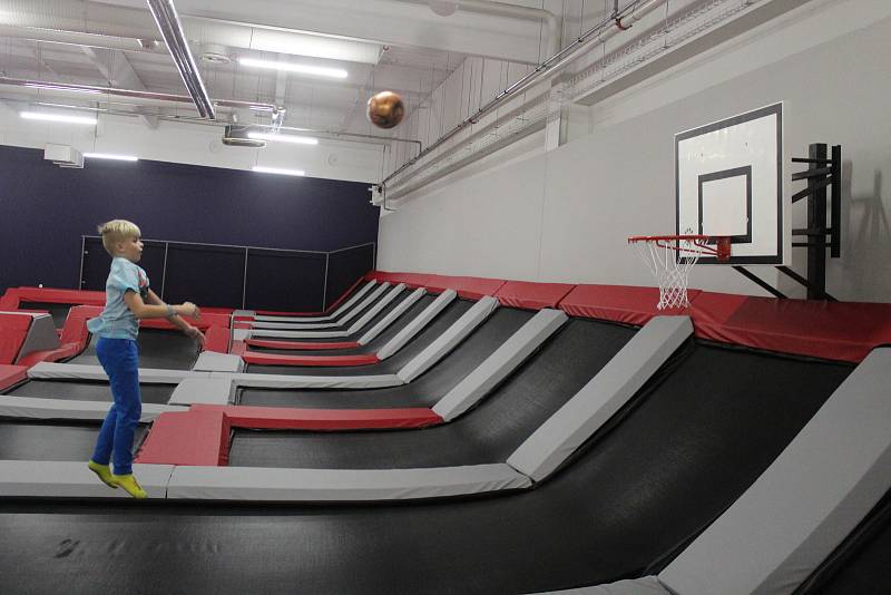 V brněnském obchodním centru Futurum otevřeli v sobotu nový trampolínový park Jump Academy. Skákání si tam vyzkoušel i fotbalový bavič Petr Švancara.