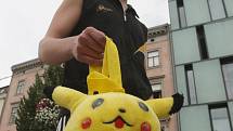 Animované postavičky takzvaných Pokémonů hledají v ulicích i Brňané. Hráči, kteří propadli populární mobilní aplikaci, se vydali na první společné chytání. 