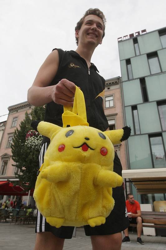 Animované postavičky takzvaných Pokémonů hledají v ulicích i Brňané. Hráči, kteří propadli populární mobilní aplikaci, se vydali na první společné chytání. 