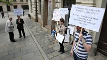 Norsko krade naše děti, hlásali organizátoři demonstrace podporující rodiny, ze kterých norská sociální služba odebrala děti.