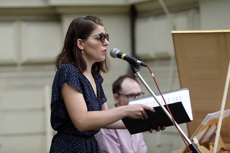 Prožít ztráty, tak nazvali organizátoři pietní akci u budovy JAMU. Lidé zde mohli poslouchat živou hudbu, psát vzkazy, či si navzájem říci, co jim pandemie vzala, a jak se s tím vyrovnat.