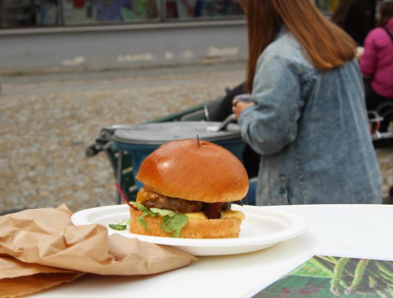 Chřestové speciality i různé druhy vín si vychutnali návštěvníci festivalu na náměstí v Ivančicích na Brněnsku.