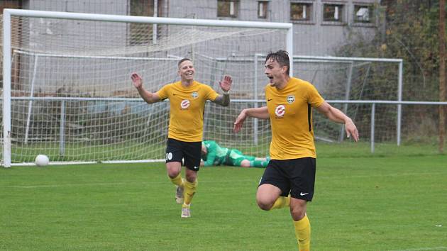 Fotbalisté Slovanu Rosice (ve žlutočerném) doma zdolali Hranice 3:0.