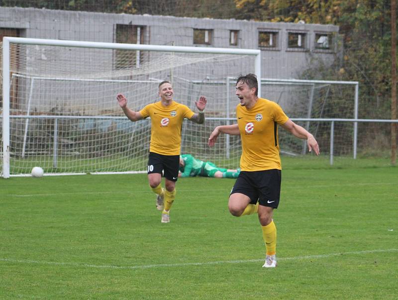 Fotbalisté Slovanu Rosice (ve žlutočerném) doma zdolali Hranice 3:0.