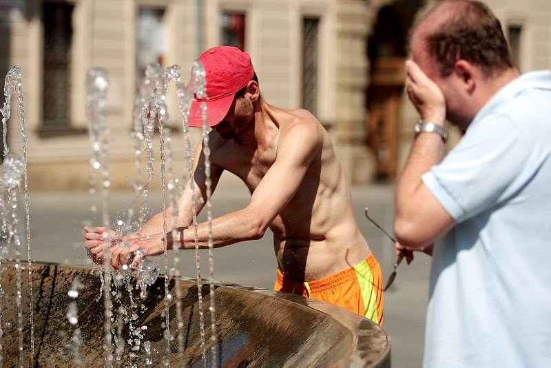 Ve víkendových vedrech se lidé chladili i v centru města Brna.