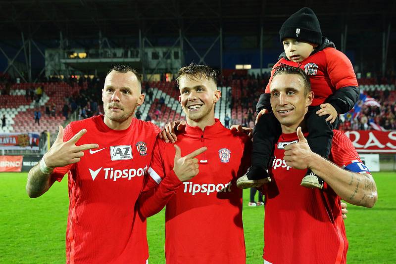 Brněnští fotbalisté (v červeném) na domácím trávníku zdolali Liberec 3:0.