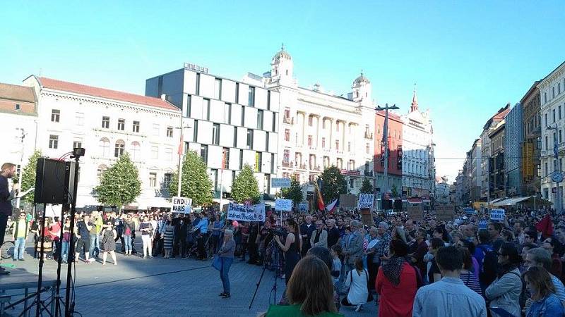 Další protesty proti prezidentu Miloši Zemanovi a ministru financí Andreji Babišovi. V Brně se sešli lidé na náměstí Svobody na demonstraci Proč? Proto!