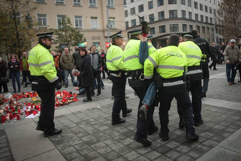 Sedmnáctý listopad v Brně: pieta, připomínky událostí let 1939 a 1989, demonstrace i zásah policie.