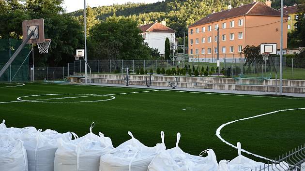 Na hřišti v adamovské ulici Petra Jilemnického položili nový koberec. Je šetrnější ke kloubům sportovců.