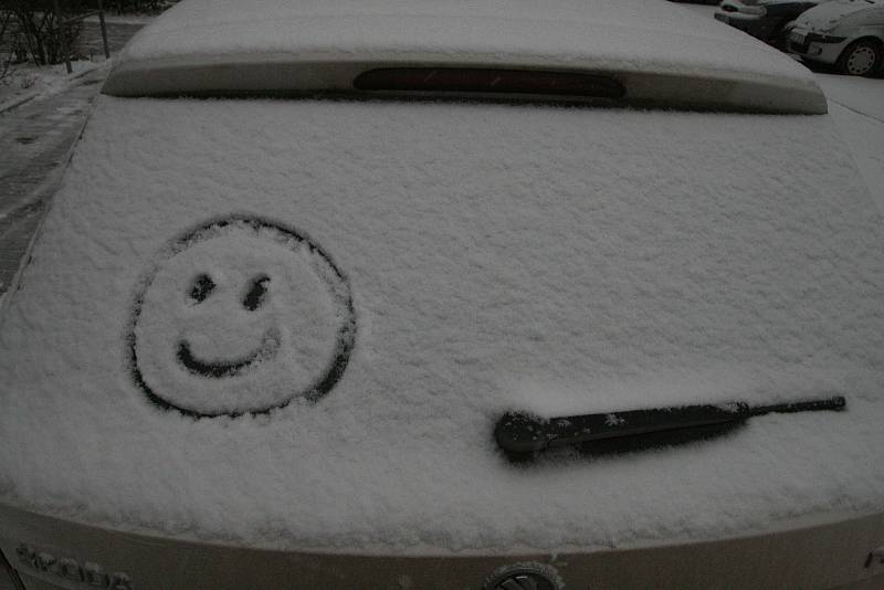 Ve čtvrtek ráno se lidé na Blanensku probudili do bílého. První sněhový poprašek udělal radost hlavně dětem. Méně nadšení už z něj byli motoristé. Na snímcích zasněžené ulice v Adamově.