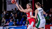 Basketbalistka Anna Jurčenková (v bílém) v této eurocupové sezoně pomohla Žabinám až do osmifinále.