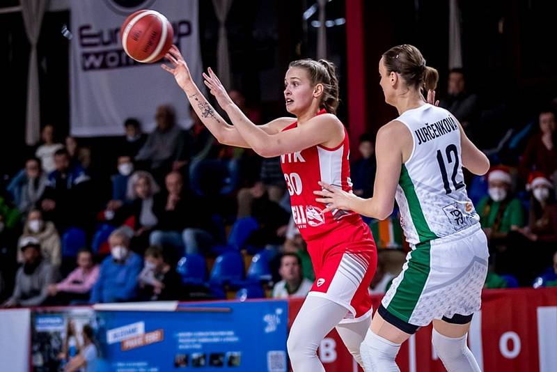 Basketbalistka Anna Jurčenková (v bílém) v této eurocupové sezoně pomohla Žabinám až do osmifinále.