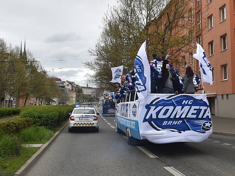 Mistrovské oslavy v Brně. Hokejisté Komety přijeli mezi fanoušky na zaplněný Zelný trh v otevřeném autobuse.