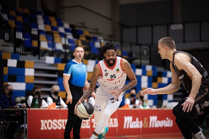 Brněnští basketbalisté (v bílém) vyhráli s lotyšským celkem Valmiera 79:77.