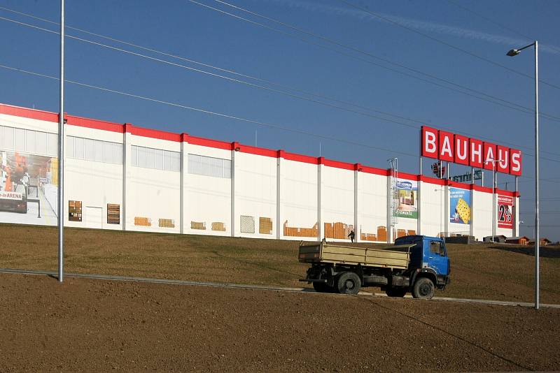 Stavba a otevření kontroverzního obchodního domu Bauhaus v Brně-Ivanovicích.