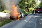 Na silnici spojující Ochoz u Brna a brněnskou Líšeň hořelo v úterý osobní auto.