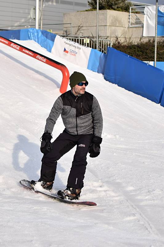 Na Olympijském festivalu v Brně se návštěvníci zabaví nejen zimními sporty, ale taky například hraním šachů.