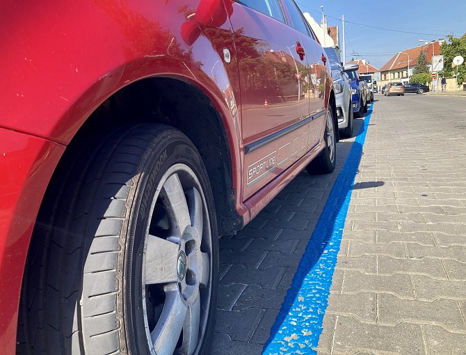 Parkování v Brně na vybraných místech už omezují modré zóny. Ilustrační foto.