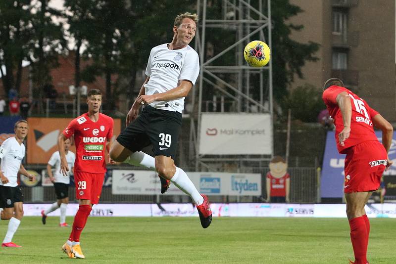 Domácí FC Zbrojovka Brno v červeném proti AC Sparta Praha.