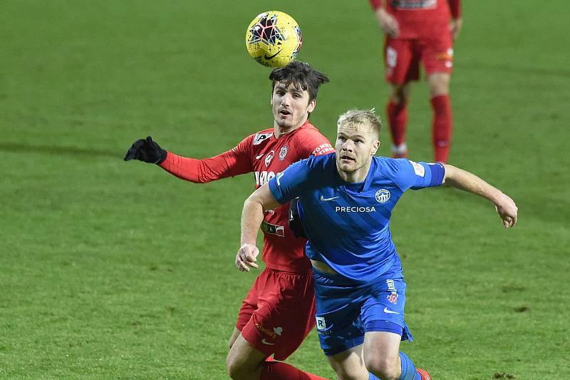 Brno 22.1.2021 - domácí FC Zbrojovka Brno (Ondřej Pachlopník) v červeném proti FC Slovan Liberec (Jan Mikula)