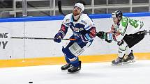 Brno 5.2.2021 - domácí HC Kometa Brno (Rhett Holland modrá) proti BK Mladá Boleslav (Oscar Flynn)